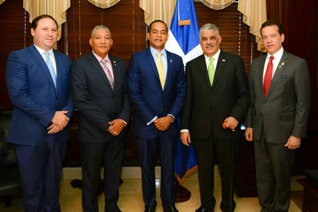 (r-l):  Dip. Victor Bisonó, Minister of Foreign Affairs, Ing. Miguel Vargas Maldonado, Sen. Julio César Valentín, Dip. Radhames Gonzalez and Ab. Salim Ibarra