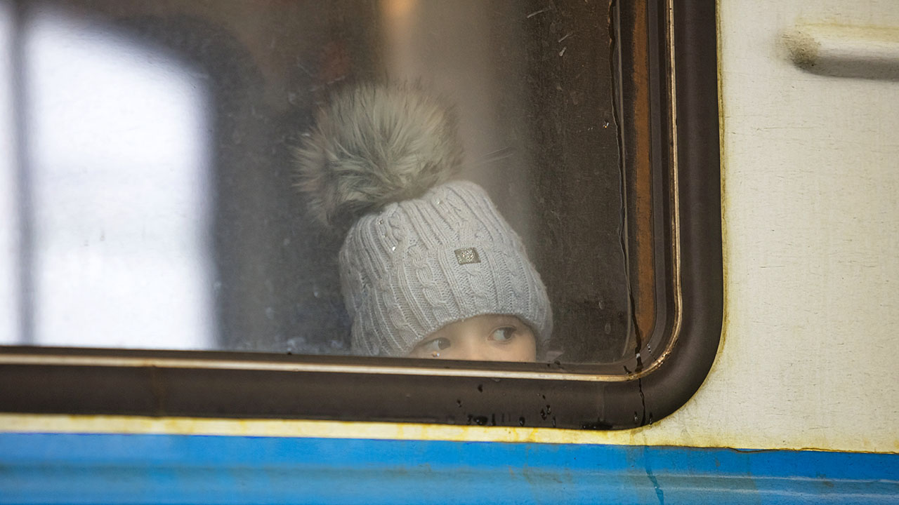Enfant réfugié à la gare de Lviv, Ukraine - 7 mars 2022 ; Photo : ©ruslanlytvyn/123RF.COM