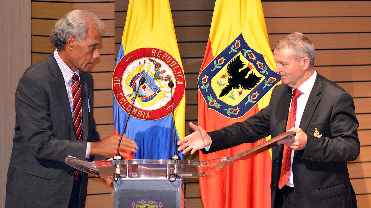 Then PGA President Ross Robertson, MP, Assistant Speaker of Parliament (New Zealand), presents Hon. ’Akilisi Pohiva, MP (Tonga) with PGA’s 2013 Defender of Democracy Award in Bogota.