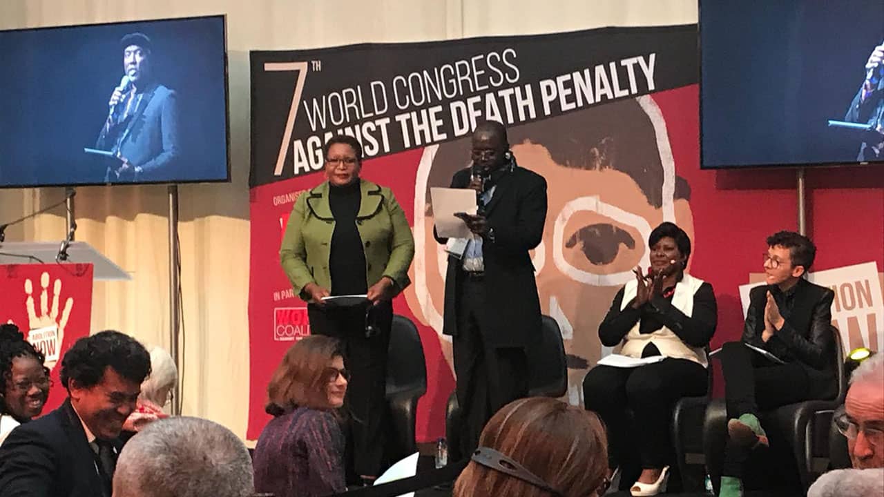 Hon. Dorcas Sibanda et Hon. Théophile Yombombé Madjitoloum pendant la lecture de la déclaration finale.