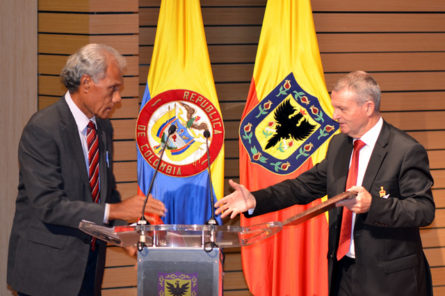 Mr. Samuela ’Akilisi Pohiva, MP of Tonga receives 18th PGA’s DDA in Bogata, Colombia - December 8, 2013