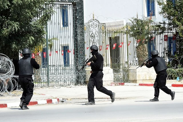 Forces de sécurité tunisiennes sécuriser la zone après l'attaque du célèbre Bardo de Tunis.