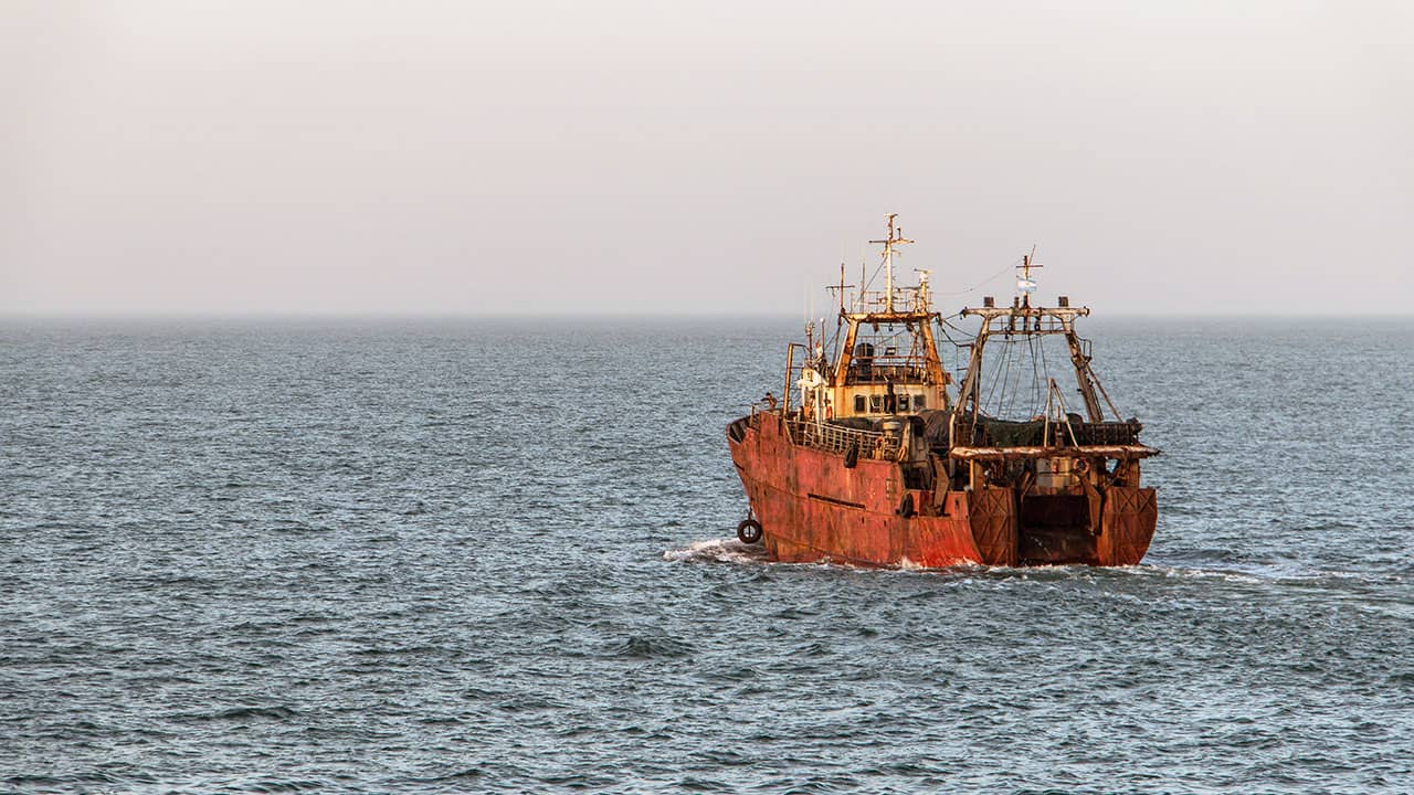 Goleta de pesca en la costa de Argentina