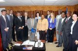 Hon. Pindi Chana (Tanzania) en el centro, Presidenta del Consejo Internacional de PGA, Viceministra de Asuntos de la Familia, Juventud y Genero ( en el centro con traje amarillo), quien lideró la delegación de PGA que se reunió con el Presidente del Senado de Haití (en el centro con traje gris ) y los senadores haitianos en 12 de marzo 2015.