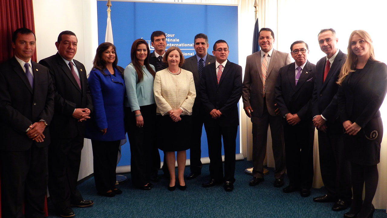 La delegación salvadoreña con la Presidenta de la CPI y el equipo de PGA.