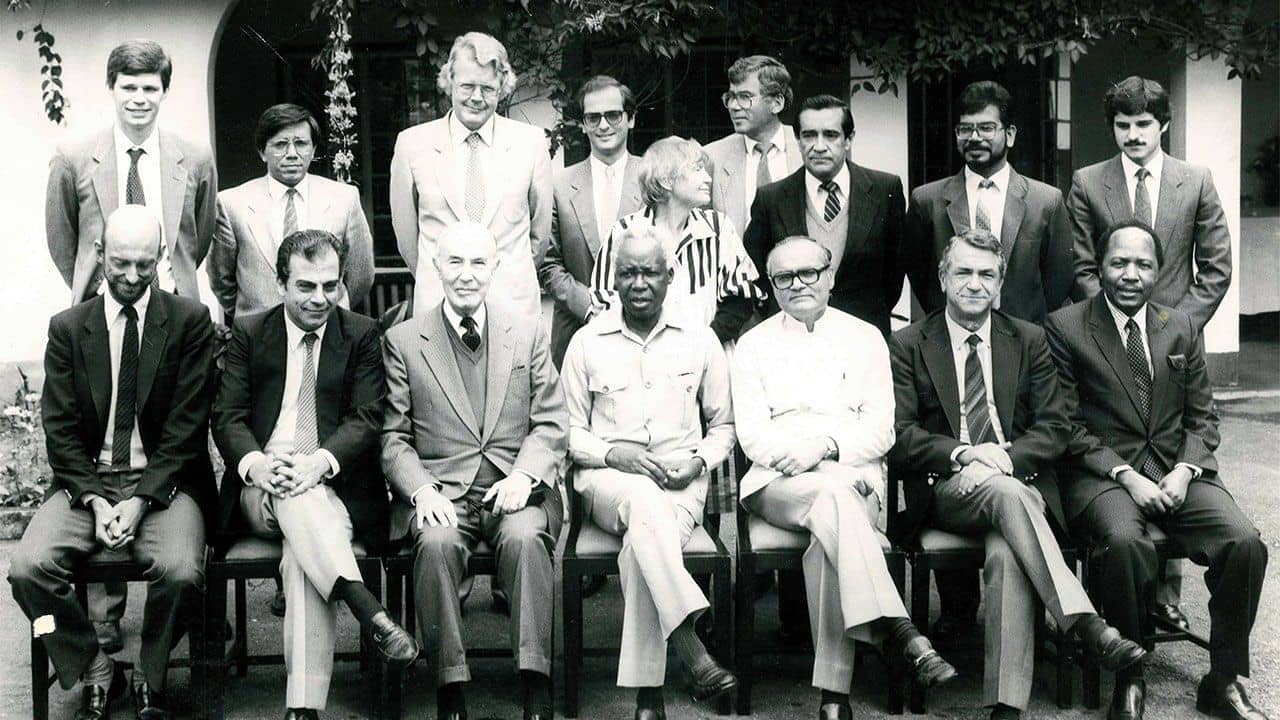 Los negociadores de desarme nuclear de PGA se reúnen con el entonces Presidente Julius Nyerere en Arusha, Tanzania.